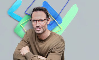 Zu sehen ist ein Mann mit einer Brille von Abele Optik aus Metall.